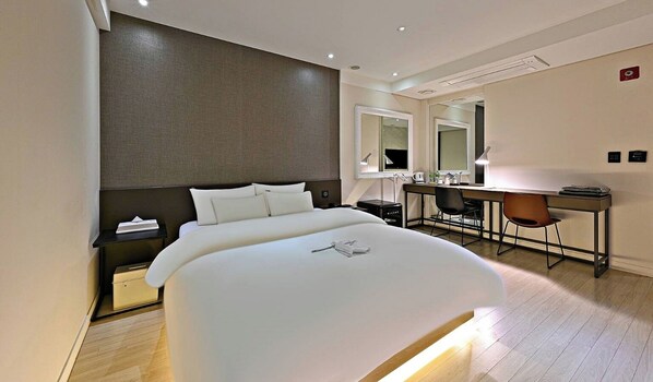 Deluxe Double Room | Down comforters, desk, blackout drapes, soundproofing - Rendezvous HOTEL (Hanam)