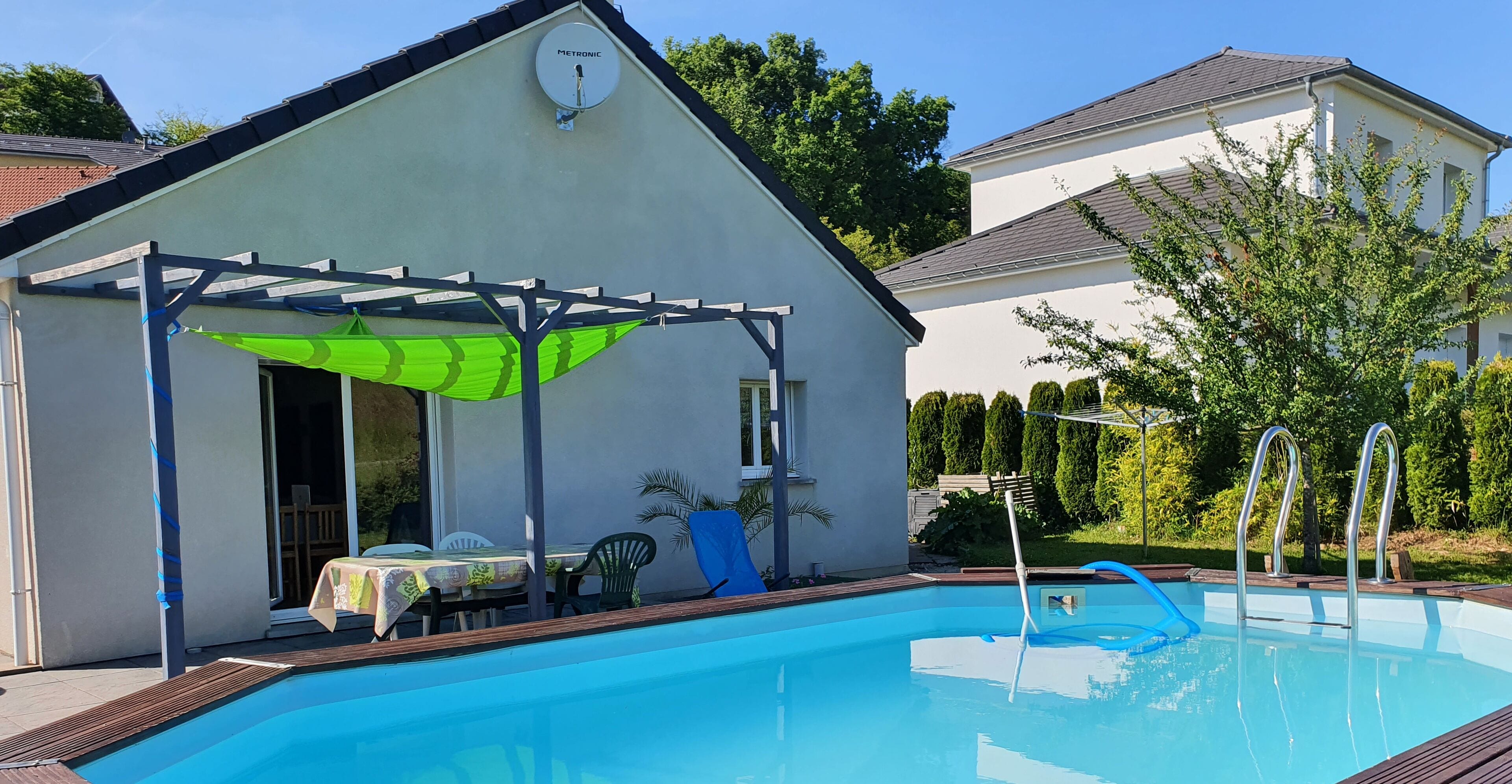3 private rooms in house with pool in Montfaucon 