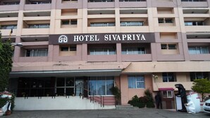 Un hotel de varios pisos con un cartel que dice 'HOTEL SIVAPRIIA'.