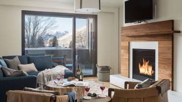 Televisión y chimenea