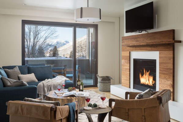 Een televisie en een open haard