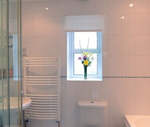 อพาร์ทเมนท์ | ห้องน้ำ | อ่างอาบน้ำและฝักบัวแยกจากกัน, อ่างอาบน้ำแบบหัวเจ็ต, ไดร์เป่าผม