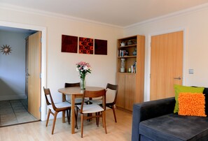 Apartment | In-room dining - Beachside Apartment (Eastbourne)