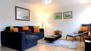 Apartment | Living area | Flat-screen TV, DVD player, books