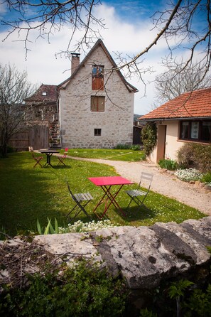 Outdoor dining - Maison d'hotes La Combe de Redoles (Tour-de-Faure)