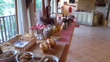 Daily continental breakfast (EUR 9 per person)