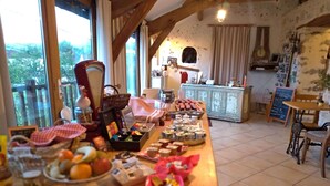 Una habitación acogedora con una mesa de madera llena de bocadillos y una cesta de mimbre.