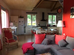 Apartamento panorámico | Zona de estar | Televisión de pantalla plana de 28 pulgadas con canales digitales