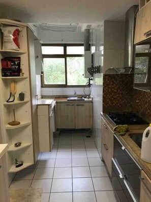 Fridge, oven, stovetop, coffee/tea maker