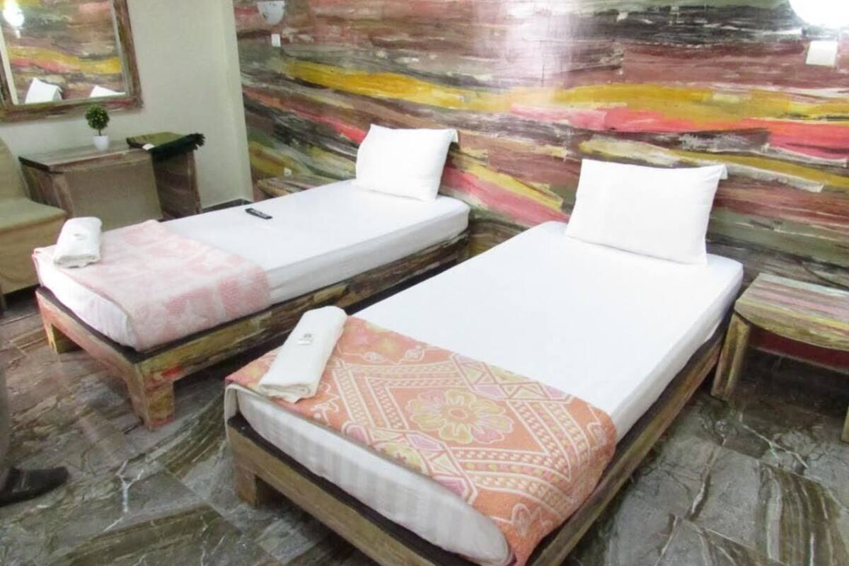 Comfort Room | Laptop workspace, WiFi (free)