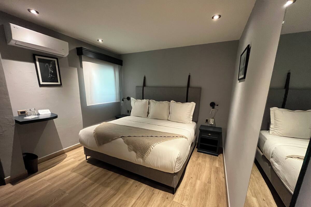 Suite King Size | Tempur-Pedic beds, in-room safe, soundproofing, iron/ironing board
