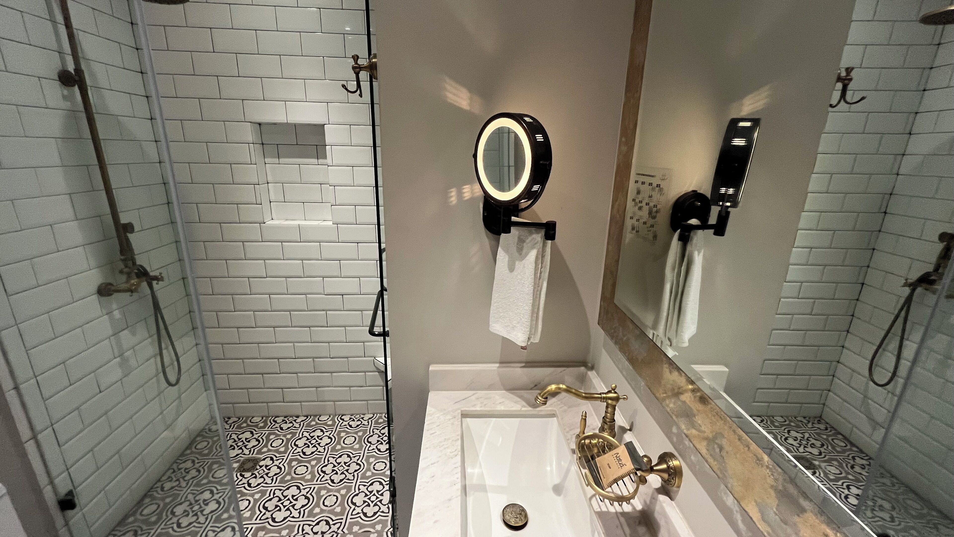 suite king size | bathroom | shower, hair dryer, towels, soap