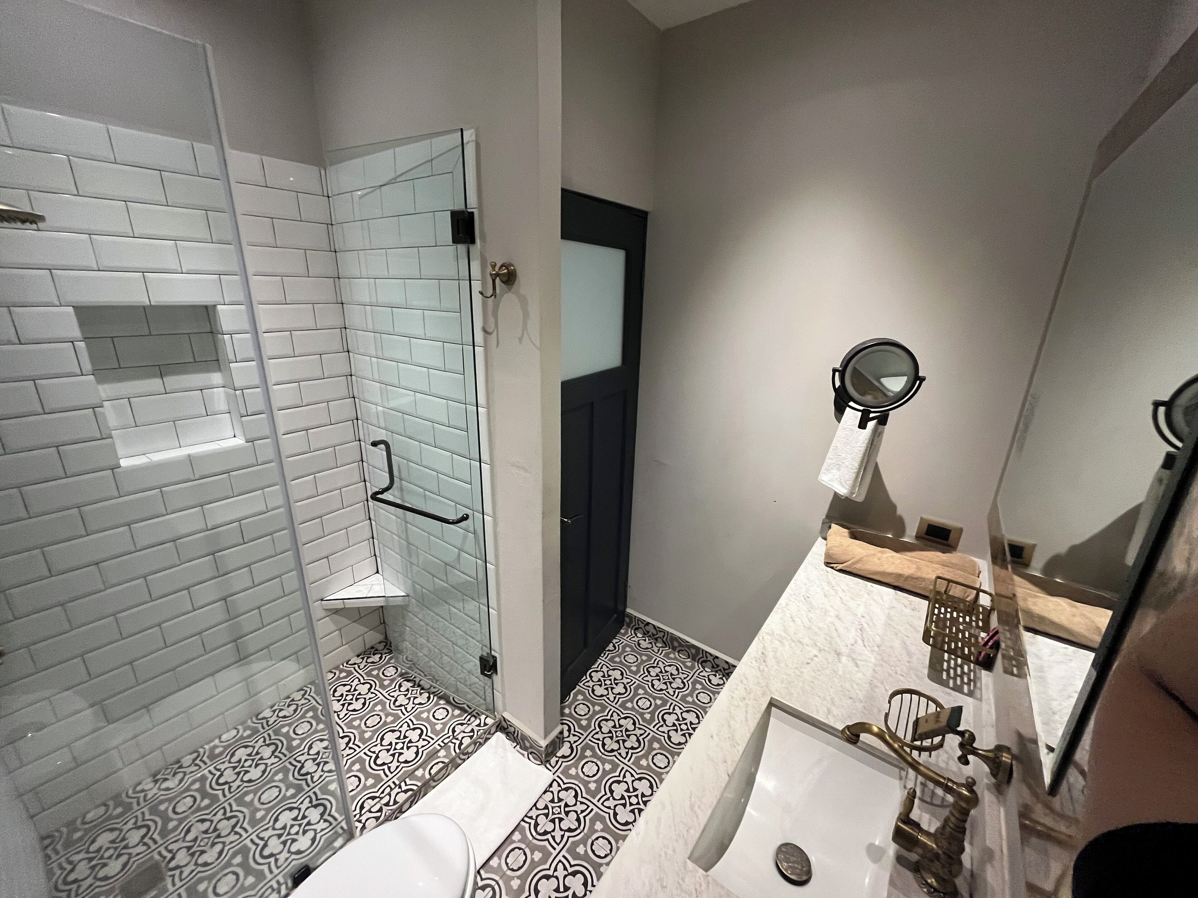 deluxe doble con sofa cama | bathroom | shower, hair dryer, towels, soap