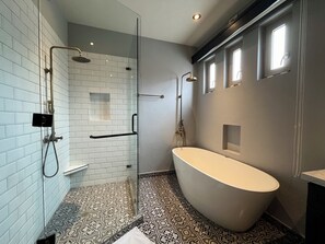 Deluxe King Size | Nệm Tempur-Pedic, két bảo mật tại phòng, phòng cách âm
