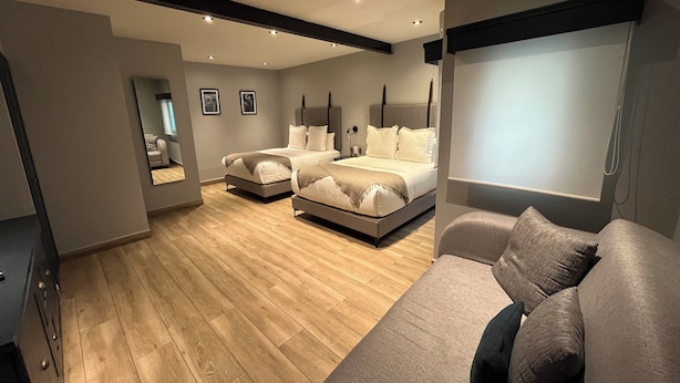 Deluxe Doble con Sofa cama | Materassi Tempur-Pedic, una cassaforte in camera, insonorizzazione