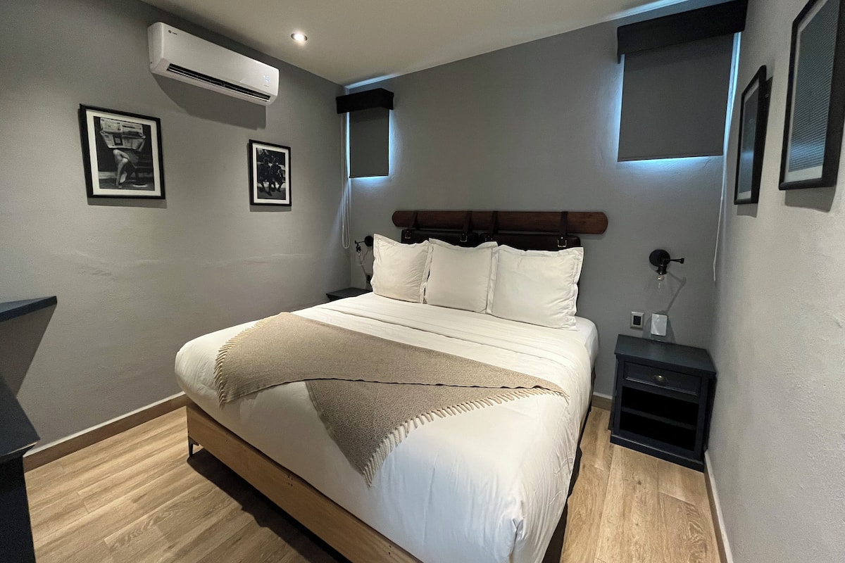 Estandar King | Tempur-Pedic beds, in-room safe, soundproofing, iron/ironing board