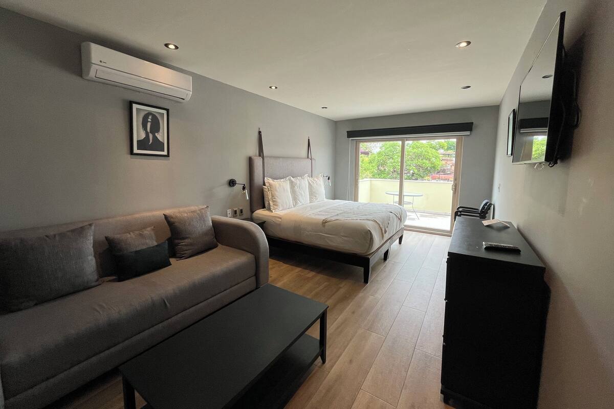 Master Suite King Size | Tempur-Pedic beds, in-room safe, soundproofing, iron/ironing board