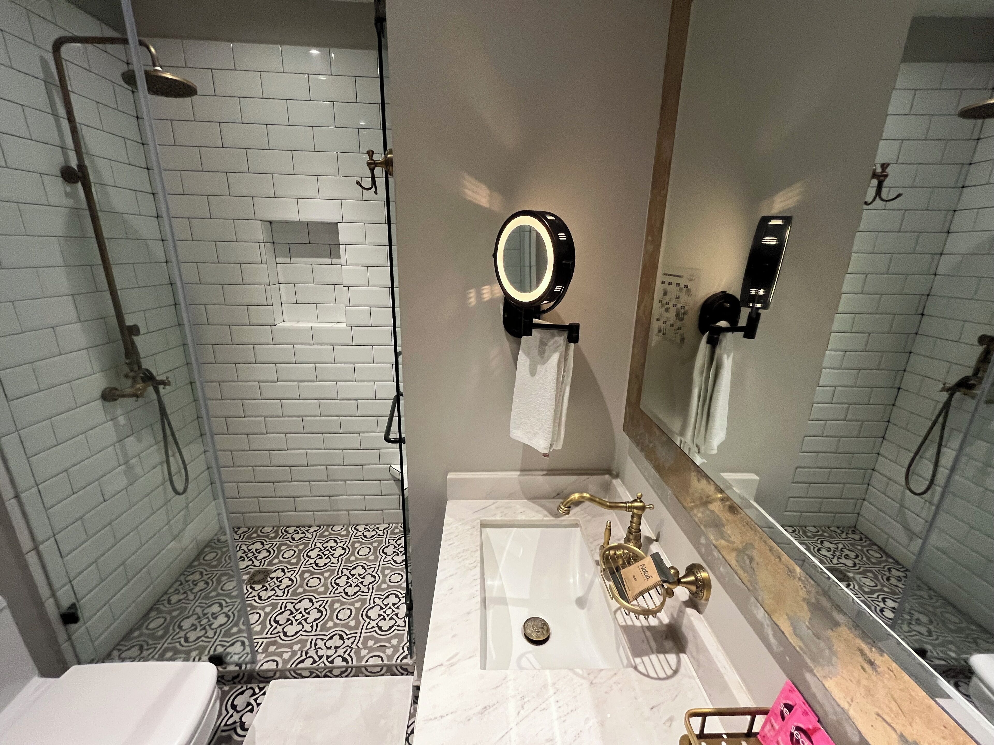 suite king size | bathroom | shower, hair dryer, towels, soap