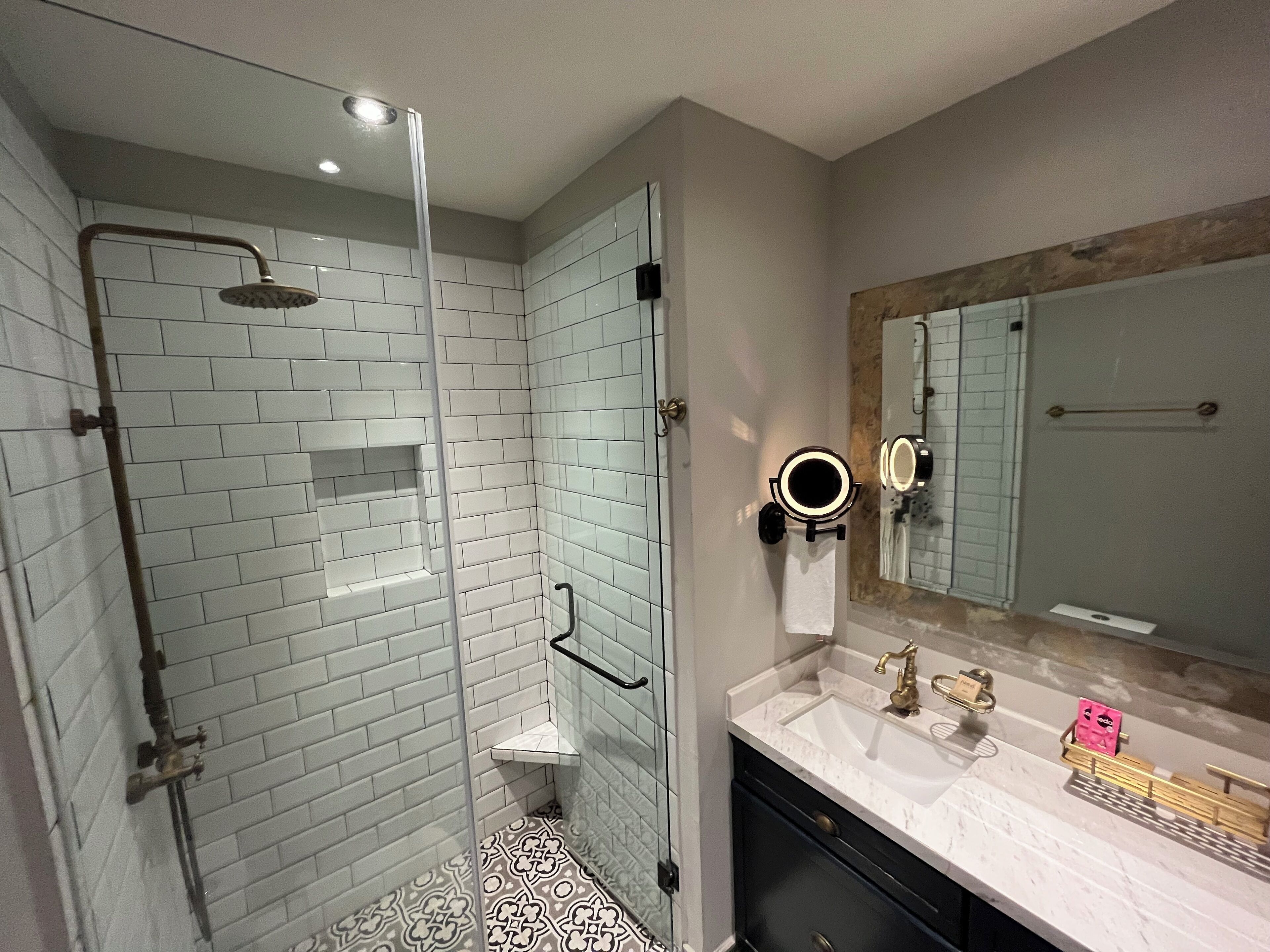 suite king size | bathroom | shower, hair dryer, towels, soap