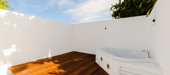 SALSEROS HOUSE -Steps away from Coco Beach. Salsa classes. Tailored Tours.