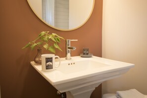 Douche, serviettes fournies, savon, shampoing