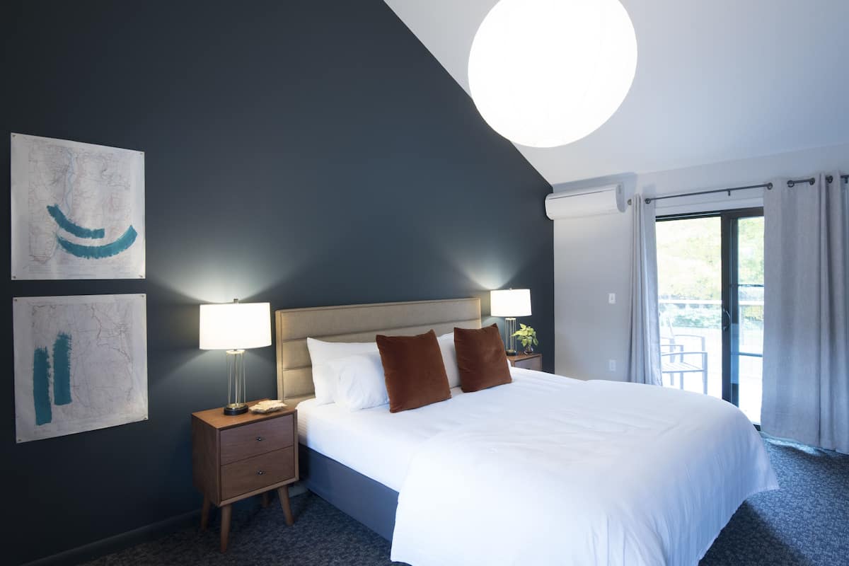 Deluxe Room, 1 King Bed, Hot Tub, Mountain View | Desk, laptop workspace, blackout curtains, free WiFi