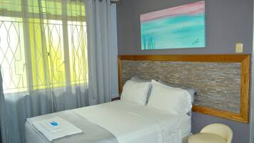 Quarto casal standard, suíte | Ferros/tábuas de passar roupa, Wi-Fi de cortesia, roupa de cama