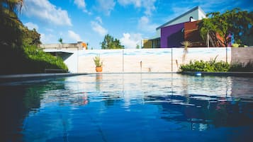 Una piscina al aire libre