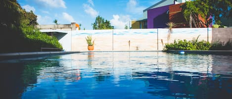 Una piscina al aire libre