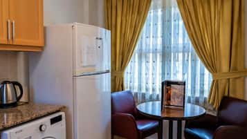 Studiosuite | Eigene Kochnische | Kühlschrank, Herdplatte, Wasserkocher, Kochgeschirr/Geschirr/Besteck