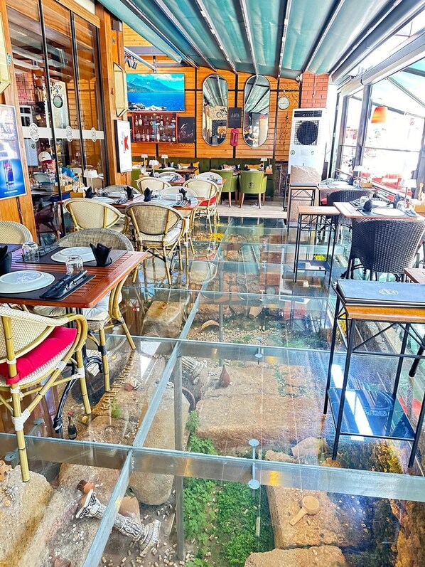 Italian cuisine, pool views - Kaleici Apart's Hotel (Antalya)