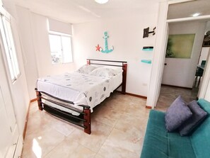 Familie appartement, 2 slaapkamers, uitzicht op zee, aan zee | 2 slaapkamers, luxe beddengoed, individueel gedecoreerd