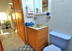 Familie appartement, 2 slaapkamers, uitzicht op zee, aan zee | Badkamer | Een douche, een regendouche, handdoeken