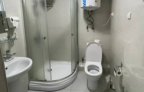 Comfort dubbelrum eller tvåbäddsrum | Badrum | Hårtork, badrock, tofflor och handdukar