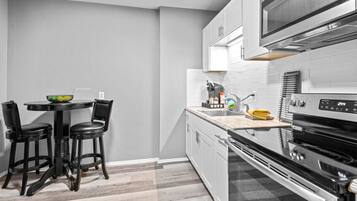 Réfrigérateur, micro-ondes, four, plaque de cuisson