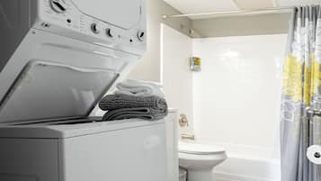 Douche, sèche-cheveux, serviettes fournies