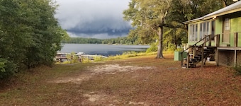 Cabina appartata lungolago con rampa per barche e dock