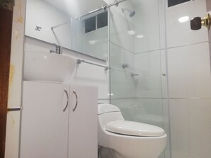 Economy-Apartment | Badezimmer | Dusche, Regendusche, Handtücher