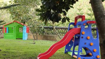 Área de juegos infantiles al aire libre