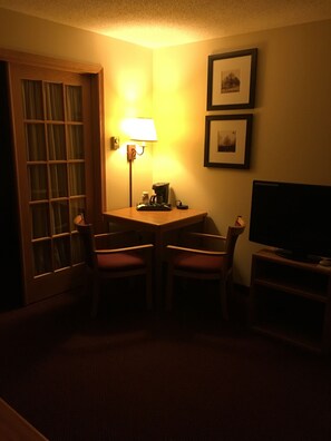 2 Room Suite, 1 King Bed and Sofa Bed | Blackout drapes, soundproofing, iron/ironing board, free WiFi - Moose Lake Lodge & Suites (Moose Lake)
