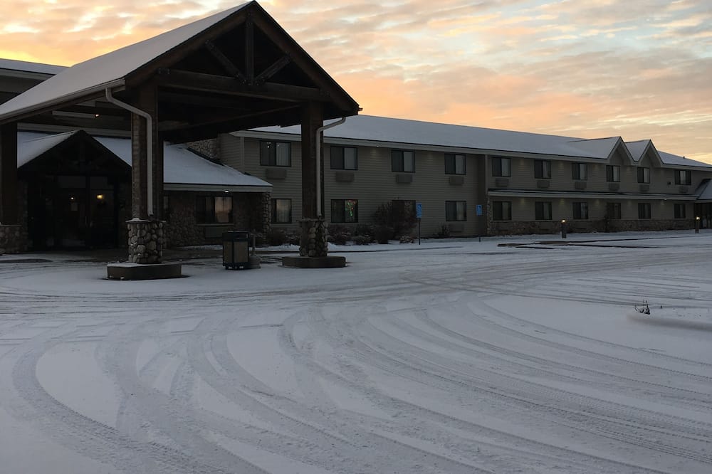 Moose Lake Lodge & Suites
