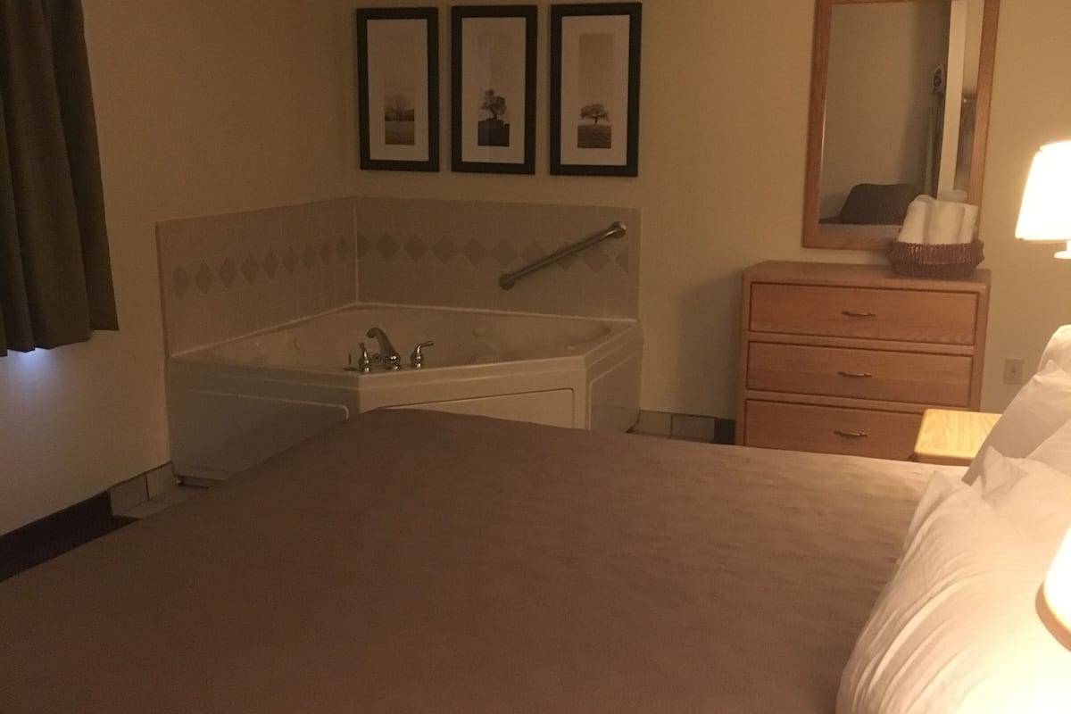 Suite, 1 trĂšs grand lit et 1 canapĂ©-lit, baignoire Ă jets | Rideaux dâobscurcissement, systĂšme dâinsonorisation