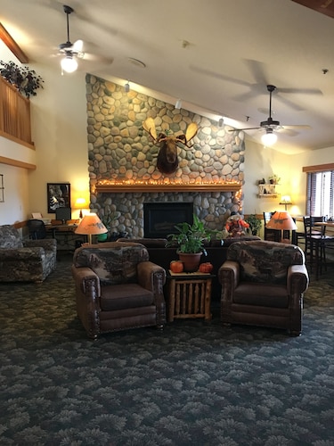 Moose Lake Lodge & Suites