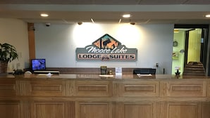 Una recepción con un cartel que indica Cabañas Lodge Moose Lake.