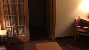 Suite, 1 cama de matrimonio grande con sofá cama, bañera de hidromasaje | Cortinas opacas y sistema de insonorización
