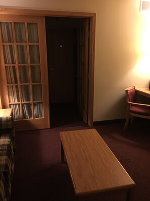 Suite, 1 très grand lit et 1 canapé-lit, bain à remous