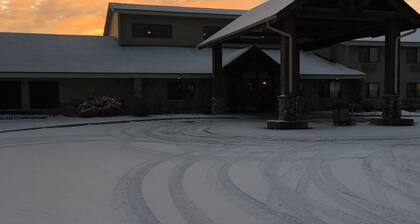 Moose Lake Lodge & Suites