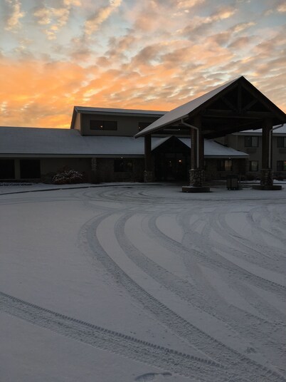 Moose Lake Lodge & Suites