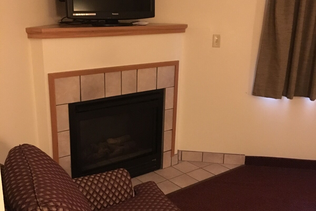 Suite, 1 kingsize-seng med sovesofa, massasjebadekar | Blendingsgardiner, lydisolert, strykejern/-brett og wi-fi (inkludert)