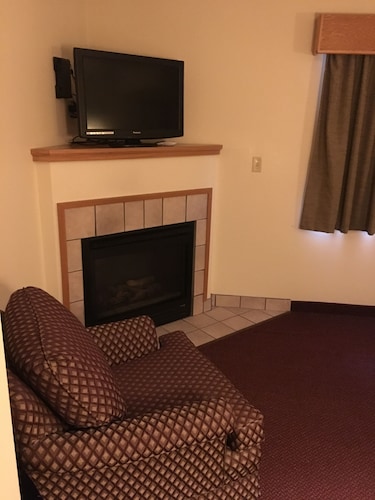 Moose Lake Lodge & Suites
